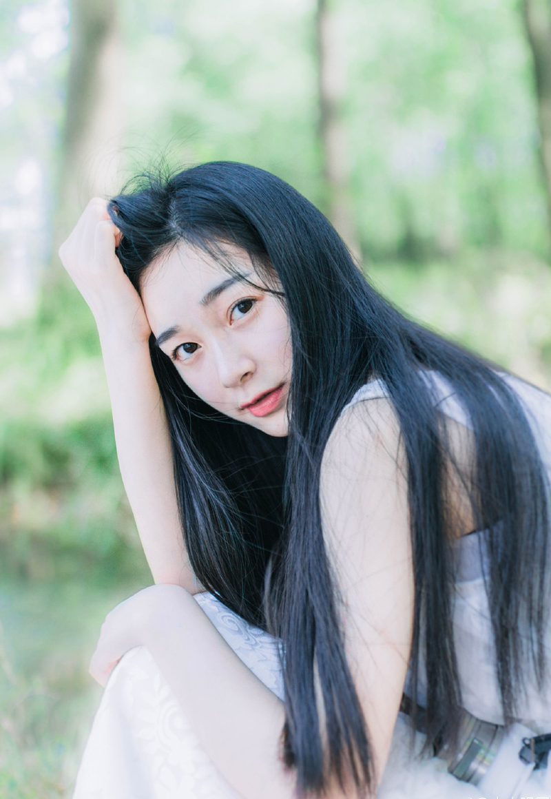船只在江岸之上，太史慈等江东将士的嘲笑声中缓缓地退开延安，逆江而上，准备自江陵登陆之后，在想办法重夺江夏，若是陆战和攻城战的话，陈到自信可以完虐江东将士。